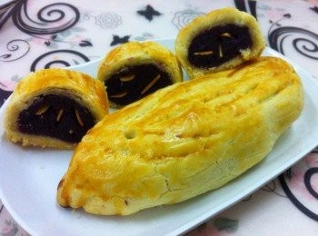 step4: 然後塗上蛋黃汁，馬上可以送進已經預熱好的烤箱，烤30-35分鐘至表面金黃色即可。