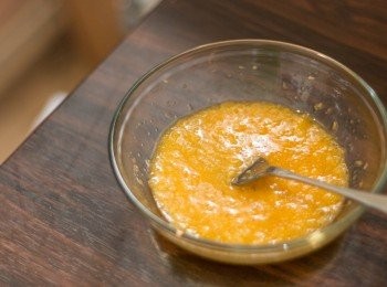 step3: 雞蛋加入洋蔥粉，鹽及麵包糠打散拌勻