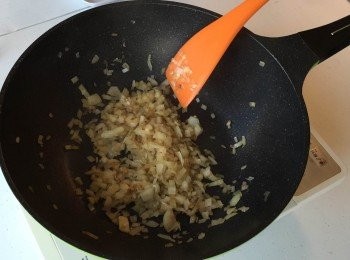 step2: 洋蔥切碎後用中火炒至金黃，備用。
