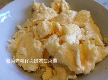 step3: 把蛋漿放入已預熱有油的鑊炒熟，備用。