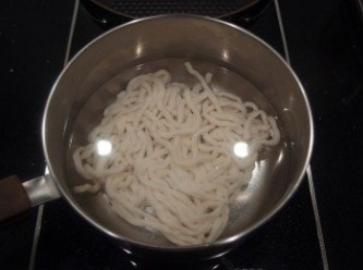 step3: 可先將烏龍麵條用熱水汆燙1分鐘,用濾網撈起烏龍麵後沖冷水備用。這樣可讓烏龍麵條保有Q彈的口感。