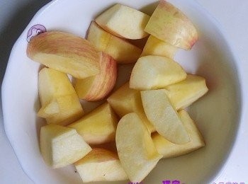 step2: 蘋果洗淨後，再用粗鹽擦洗1分鐘，然後再用清水洗淨，除心切件。