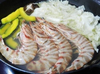 step5: 然後下野生大明蝦，煮熟後夾起