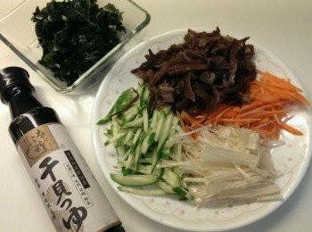 step1: 把材料切好,海帶芽泡開