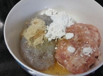 step2: 急凍蝦打成蝦膠，免治豬肉