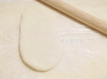 step4: 將麵糰擀開。