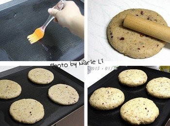 step4: 烤盤先刷上一層沙拉油
然後將四份麵糰擀成帶點厚度的圓餅
置於烤盤上靜置發酵一個小時

※氣溫較低時可以連同一杯熱水一起放進烤箱中發酵會較快速。