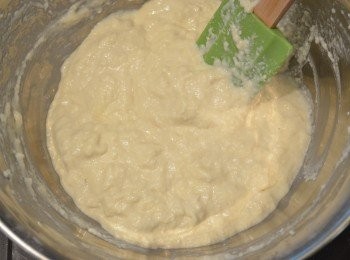 step4: 然後加入已過篩的低筋麵粉拌匀成豆腐麵糊。（不要過度攪拌，混合均勻就可以。）