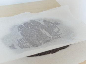 step4: 將其中一份麵團放在兩張烘焙紙中間，然後用擀麵棒擀成約1/2厘米左右厚，印出自己喜歡的圖形（因麵團較黏，用烘焙紙隔著較容易擀）