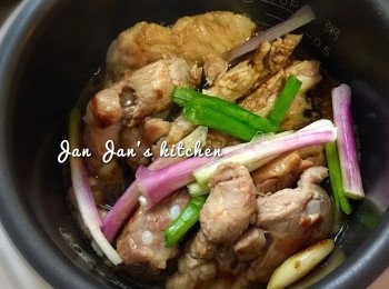 step2: 然後全部倒入電飯鍋，按煮飯鍵炆一個半小時。