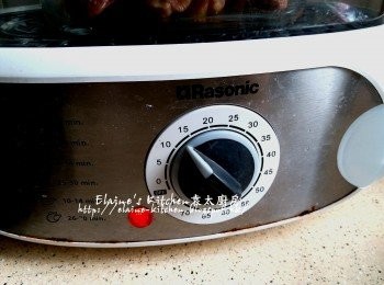 step6: 將<a href="https://bit.ly/3zHU5V3" target="_blank" data-keyword="雞翼" class="guide-link"><strong>雞翼</strong></a> <span style="display:inline-block;vertical-align:middle;margin-top:-3px;color:initial;border-radius:3px;padding:2px 3px;font-size:12px;line-height:14px;background:#87d300;color:#fff;">即買</span> 放入碟或器皿內 , 淋上適量的豆豉醬 , 放入電蒸鍋內蓋上蓋蒸12分鐘