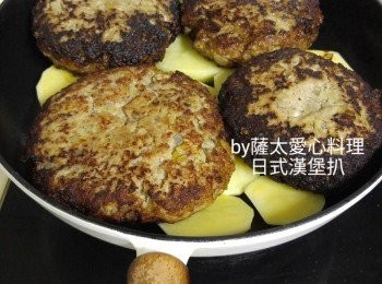 step4: 薯仔切0.6至0.7cm厚片，平放平底鑊底，面放上漢堡扒。