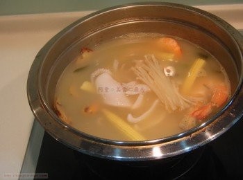 step13: 加入其他材料，例如烏賊、金針菇和玉蜀黍心等，稍微燙熟，即可盛出，撒上香菜享用。