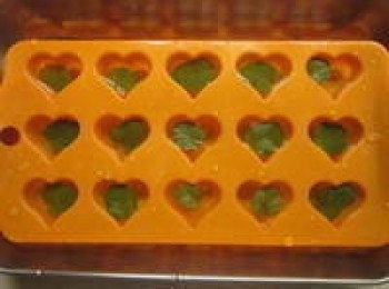 step2: 薄荷清洗乾淨,製冰盒每格約放1~2片,再加入開水放置冷凍庫