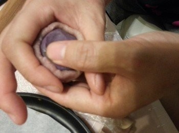 step19: 包1粒紫薯蓉,慢慢用手虎口位埋口