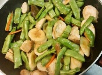 step3: 倒入些許醬油來提味，在一同翻炒片刻後，即可起鍋盛盤。