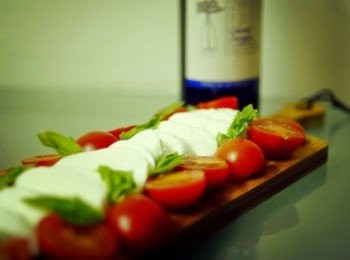 step3: 將一片蕃茄塔上一片水牛起司，再配一片九層塔，可以用不同的方式擺盤 。 下鹽及黑胡椒粉調味，最後淋上橄欖油，黑醋或青醬Pesto便成！
