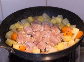 step3: 加入馬鈴薯和甘筍炒大約 2 - 3 分鐘至金黃色後，撥開已下鍋的既蔬菜，中間放入雞肉開始煎