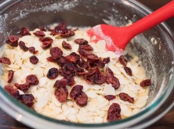 step5: 拌勻至一半（還看得見乾粉的時候），加入杏仁片和紅莓乾繼續拌。