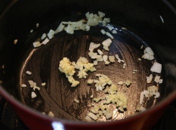 step2: 牛油起鑊爆香洋蔥、再加蒜蓉炒香