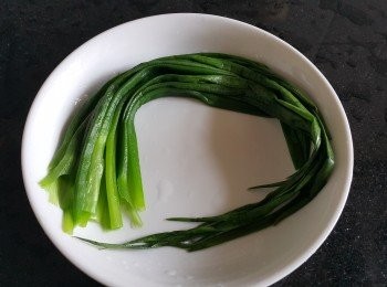 step5: 蔥或韮菜，汋軟身過冷水備用