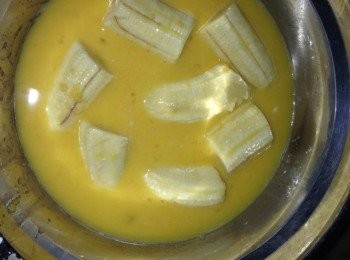 step2: 把雞蛋打散，將香蕉段放入，讓其裏滿蛋液