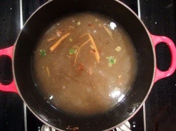 step6: 延用原鍋將高湯或水及香菇水都倒入鍋裡煮滾(將湯頭加一些鹽做調味)。