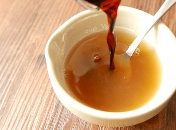 step4: 把暖水加入柚子蜜拌勻後，再加入檸檬汁和豉油拌勻成醬汁備用。