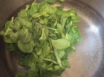 step1: 洗淨菠菜，切段，煲滾水下鹽，灼熟菠菜。