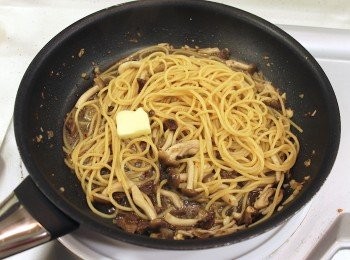 step10: 倒入牛肝菌水和蔬菜高湯, 煮至略略收汁, 加入1小片牛油, 以鹽和胡椒調味, 最後灑上番茜碎和灑點黑松露油。