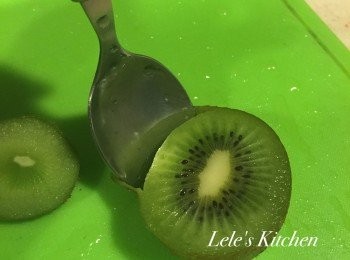 step3: 接著拿湯匙，插入果肉與皮之間
開始沿著邊邊刮一圈