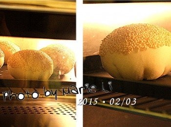 step11: 烤箱設定：

上火：       200度
下火：       200度
烤盤放置：    上層
時間：      20分鐘

麵包進入烤箱前先於表面噴上一點水
烘烤至表面均勻上色即可取出。

※ 每台烤箱的狀況皆不相同，請依自家烤箱的狀況做調整設定。