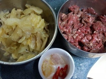 step1: 預備好所有材料:牛柳洗淨切條狀,用<span class="group_2">醃肉料:</span>砂糖1茶匙,生粉1茶匙,雞粉1茶匙,麻油1茶匙,生抽1湯匙醃15分鐘以上,甜咸菜整件先浸水約30分鐘,然後切絲,紫天椒1-2隻鈄切片(如喜歡食辣用2隻)
,蒜頭(切碎)4粒,蔥頭(切碎)1粒