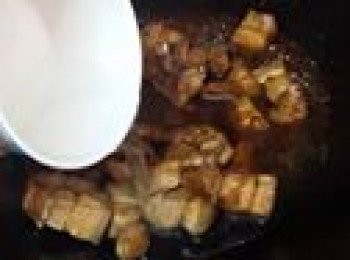 step7: 加入滾水至腩肉面