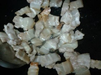 step2: 鑊洗淨，倒入油燒熱，加入豬肉炒至兩面金黃