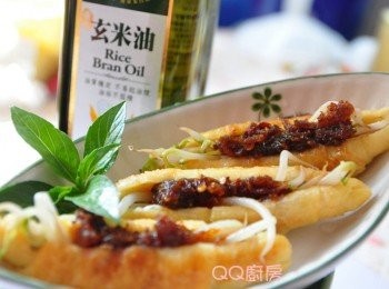 step8: 舀一匙XO醬料於上層，就完成一道特別的創意麵腸夾心~趁熱享用喔!