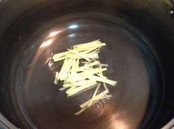 step2: 5， 熱鍋放油，用中火加入薑絲爆香。