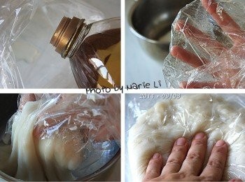 step7: 拿一只塑膠袋，在袋子裡滴幾滴沙拉油
將袋子裡的油搓揉開來，讓袋內分佈著油脂
這樣抓起麻糬放進袋中就不會黏手
也不會黏袋子上了

可以將麻糬放袋內再搓揉幾下增加Q度
要作為餡料時就直接壓成片裝後放進冰箱冷藏，備用。
若是要作為類似《草莓大福》的外皮
就將麻糬均勻的沾上《日本太白粉》即可

※ 日本太白粉才是《熟》的，台灣的太白粉是生的需經過烹煮才能吃喔！
