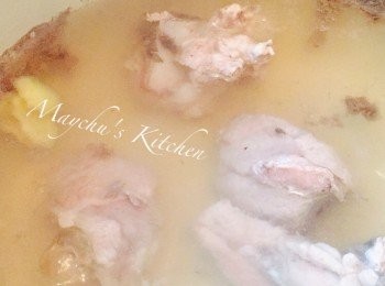 step1: 豬尾骨沖淨，連薑片及紹興酒一起放入凍水，煮至大滾熄火。將豬尾骨撈起備用。