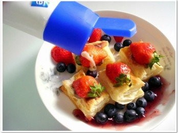 step5: 接著淋上鷹牌煉奶(歐耶!我的最愛)淋越多越好吃唷~