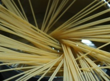 step5: 同時煮一鍋滾水放入一大匙橄欖油.鹽巴.麵條 煮約10分鐘