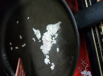 step7: 平底鍋燒熱、倒入少油、加入乾蔥頭碎爆香