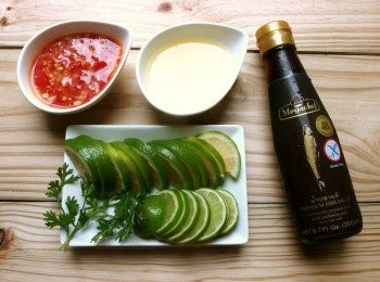 step5: 一顆檸檬榨汁,另外的檸檬切成片。將酸辣醬及魚露, 檸檬汁都先調和備用。