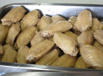 step1: 先將<a href="https://bit.ly/3zHU5V3" target="_blank" data-keyword="雞翼" class="guide-link"><strong>雞翼</strong></a> <span style="display:inline-block;vertical-align:middle;margin-top:-3px;color:initial;border-radius:3px;padding:2px 3px;font-size:12px;line-height:14px;background:#87d300;color:#fff;">即買</span> 烚8分鍾, 再將<a href="https://bit.ly/3zHU5V3" target="_blank" data-keyword="雞翼" class="guide-link"><strong>雞翼</strong></a> <span style="display:inline-block;vertical-align:middle;margin-top:-3px;color:initial;border-radius:3px;padding:2px 3px;font-size:12px;line-height:14px;background:#87d300;color:#fff;">即買</span> 浸冰水。將已浸冰水的<a href="https://bit.ly/3zHU5V3" target="_blank" data-keyword="雞翼" class="guide-link"><strong>雞翼</strong></a> <span style="display:inline-block;vertical-align:middle;margin-top:-3px;color:initial;border-radius:3px;padding:2px 3px;font-size:12px;line-height:14px;background:#87d300;color:#fff;">即買</span> , 放在裝有醉雞汁的器皿內。 二小時後, 即可食用