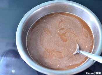 step3: 小火慢煮不停攪拌,不可停止否則會結塊,也不可大火