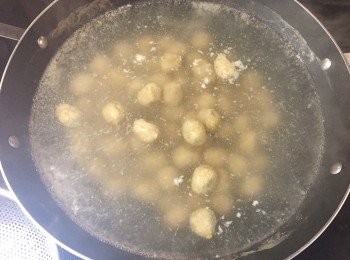 step1: 豬皮,牛排葉,水魷及陳皮魚蛋洗淨後,用薑出水,備用。