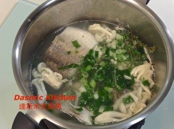 step5: 加入鹽及蔥末拌合幾秒即可起鍋