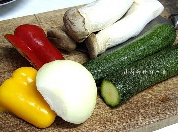 step1: 蒜瓣先拍開來備用。
甜椒去籽並洗淨