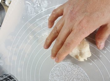 step12: 多餘的皮如果太乾可以濕手再搓勻