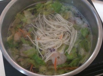 step2: 將所有<span class="group_1">食材</span>全部入鍋川燙至熟，瀝乾水分後撈出。